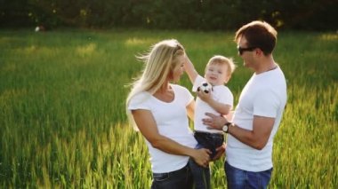 Anne ve baba oğulları sarılma