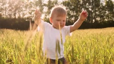 Doğrudan kameraya bir alanda yürüyüş ve sivri bir alanda gülümseyen beyaz gömlekli çocuk