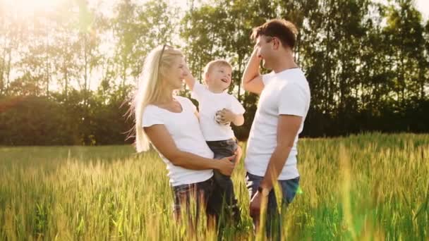 La madre y el padre abrazando a su hijo — Vídeos de Stock