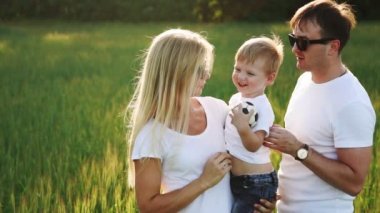 aile alan taşıyan genç bebek oğlum içinde yürüyüş