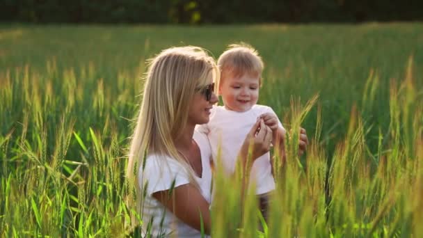 Família Feliz Divertindo Menino Com Cabelo Encaracolado Marrom Sua Mãe — Vídeo de Stock