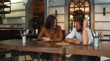 Güzel bir çift birlikte bir restoranda oturuyorsun. O çay içme ve onun biyfriend onlar için yiyecek almaya çalışıyor iken menüye arıyorum. Ayrıca ona için gıda tavsiyeleri veriyor.