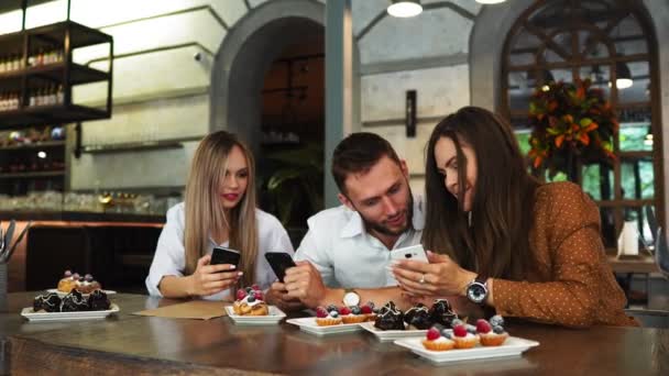 Dos parejas de amigos vestidos de verano, que se sientan en un restaurante y esperan sus platos, seleccionados para el almuerzo . — Vídeos de Stock