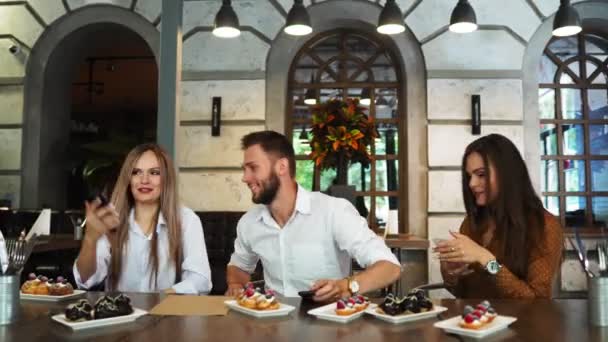 Cheerful multiracial friends taking selfie in pizzeria. — Stock Video