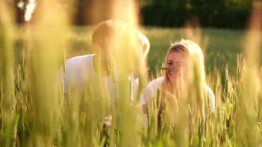 Anne ve oğlu anneler günü bahar portresi.