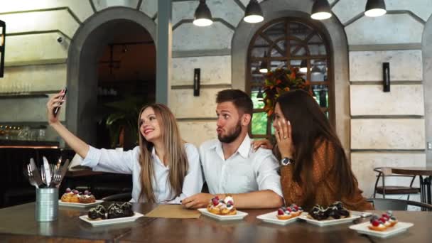 Mladá žena s selfie s přáteli v restauraci — Stock video