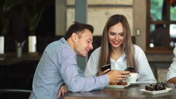 Alegre Multirracial Amigos Tomando Selfie Pizzería — Vídeo de stock