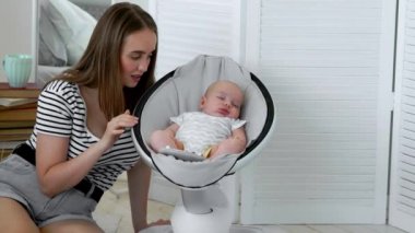 bulanık genç kadın bir şirin küçük bebek uyku evde yatakta arıyor