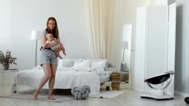 Güzel anne holding yeni doğan bebek evlat kollarında