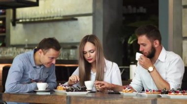 Kalem ile yazma ve bilimsel literatür, üniversite sınavlarına hazırlık eğitimi birlikte onların çalışma evinde oturan üç öğrenci. Sakallı adam ve iki kadın projede çalışan