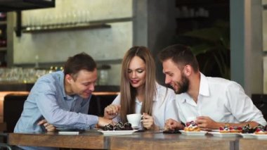 Kalem ile yazma ve bilimsel literatür, üniversite sınavlarına hazırlık eğitimi birlikte onların çalışma evinde oturan üç öğrenci. Sakallı adam ve iki kadın projede çalışan