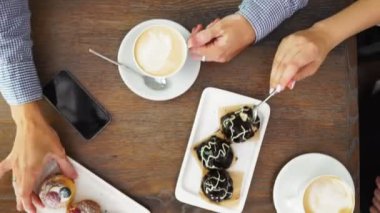 Fırından yeni çıkmış yabanmersini muffins süt ve kahve tablo yükünü boşaltmak ile ateş üzerinde rustik bir ortamda