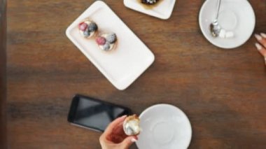 Fırından yeni çıkmış yabanmersini muffins süt ve kahve tablo yükünü boşaltmak ile ateş üzerinde rustik bir ortamda