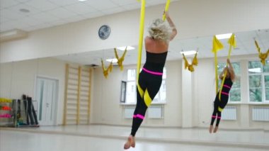 Beyaz bir spor salonunda Yoga sinek. Jimnastik fiziksel egzersizler için sinek yoga, pilates, Onarıcı sağlık gerçekleştirir.