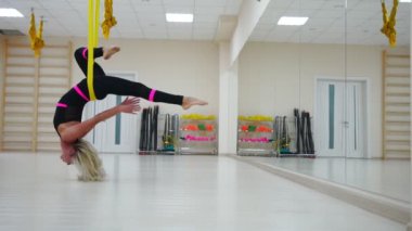 Yıldız inversiyon hava Anti yerçekimi yoga poz, kadın exerciseses hamak ile