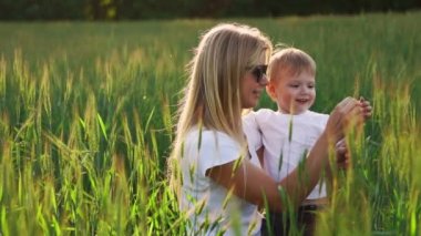 Anne ve oğlu anneler günü bahar portresi.