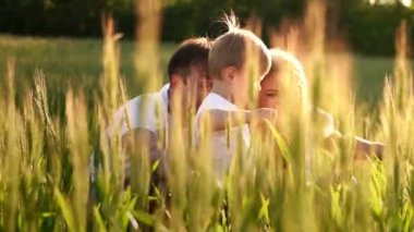 Bir buğday alanında oturan küçük boy gülümseyerek. Yaz doğa, açık havada yürüyüş. Mutluluk çocukluk