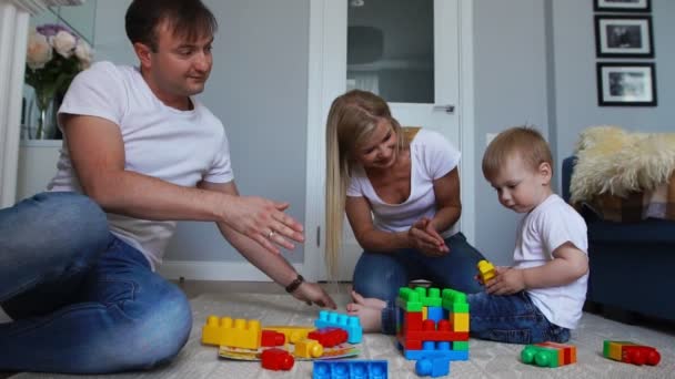 Gelukkig Gezin Vader Moeder Baby Jaar Lego Spelen Hun Lichte — Stockvideo