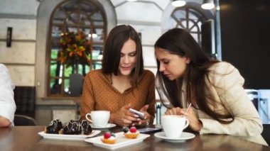 Öğle yemeğinde office ekibinden onların tatil fotoğrafları paylaşır