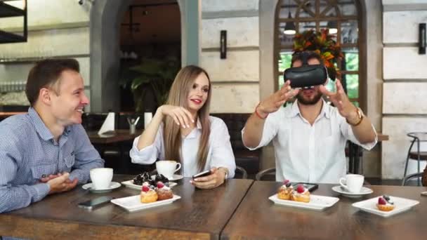 Las personas con auriculares de realidad virtual en un sitio de construcción. La mujer muestra al grupo de arquitectos e ingenieros el proyecto de futuro interior de la habitación en el simulador 3D — Vídeos de Stock