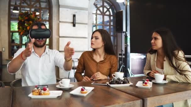 Group of young entrepreneurs in a meeting with VR headset — Stock Video