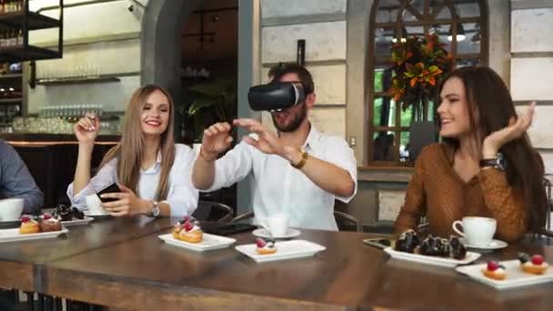 Equipo de desarrolladores que trabajan con gafas de realidad virtual durante una reunión de negocios. Jóvenes colegas de negocios haciendo una lluvia de ideas usando gafas VR — Vídeos de Stock