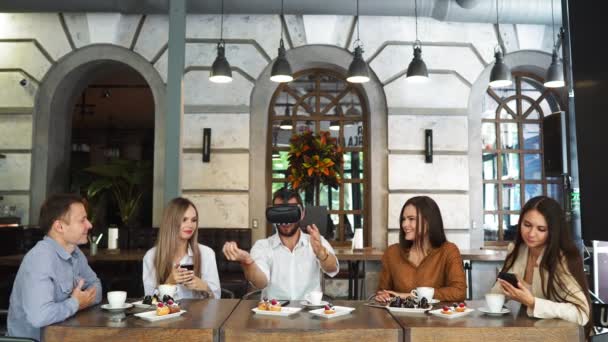 Equipo de desarrolladores que trabajan con gafas de realidad virtual durante una reunión de negocios. Jóvenes colegas de negocios haciendo una lluvia de ideas usando gafas VR — Vídeo de stock