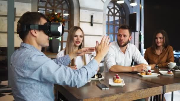 Equipo de desarrolladores que trabajan con gafas de realidad virtual durante una reunión de negocios. Jóvenes colegas de negocios haciendo una lluvia de ideas usando gafas VR — Vídeo de stock