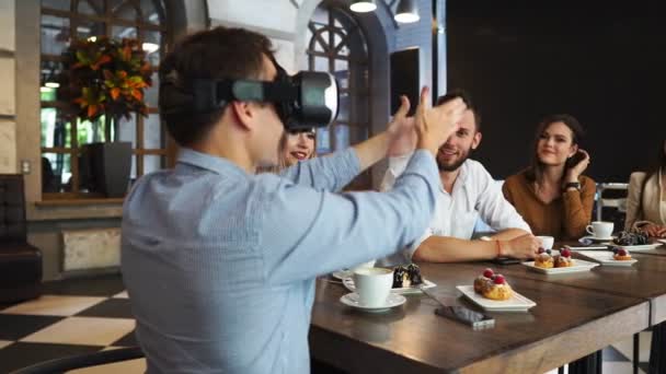 Människor med virtuell verklighet headset på en byggarbetsplats. Kvinnan visar att grupp arkitekter och ingenjörer projektet av framtida inredning i rum i 3d simulator — Stockvideo