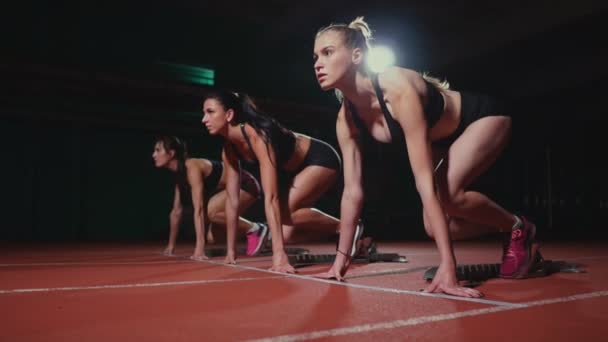 在赛跑前 女运动员在跑步跑道上热身 在慢动作 — 图库视频影像