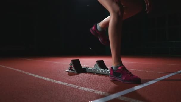 Spaanse atlete opleiding op de atletiekbaan in het donker. Slow motion — Stockvideo