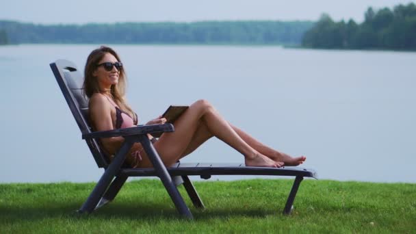 Eine schlanke junge Brünette im Urlaub sucht Touren für weitere Reisen zu den Inseln — Stockvideo