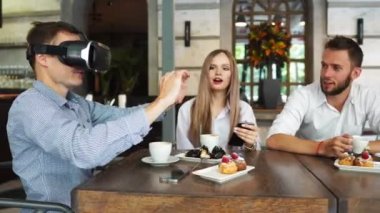 Sanal gerçeklik gözlük ile bir iş toplantısı sırasında çalışan geliştiriciler takım. Genç iş arkadaşları VR gözlük kullanarak beyin fırtınası