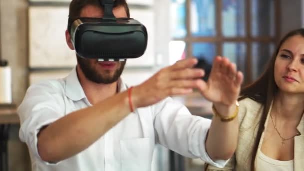 Equipe de desenvolvedores trabalhando com óculos de realidade virtual durante uma reunião de negócios. Jovens colegas de negócios brainstorming usando óculos VR — Vídeo de Stock