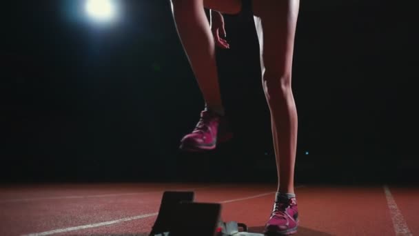 Женщина-латиноамериканка тренируется на беговой дорожке в темноте. Медленное движение — стоковое видео