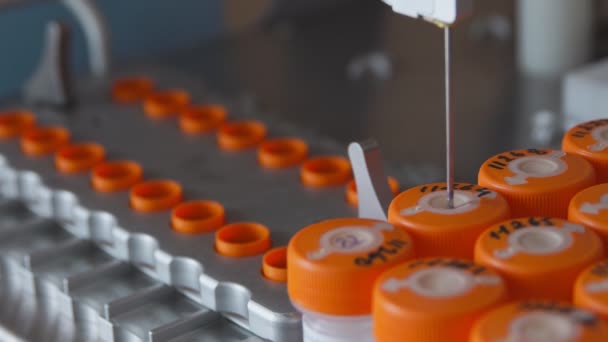 Στο ιατρικό εργαστήριο γκρο πλαν ρομπότ εκτελεί τη διαδικασία της τεχνητής γονιμοποίησης των αυγών με μια βελόνα — Αρχείο Βίντεο