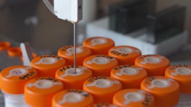 Tıp Merkezi makine bir delik yapılan hastalarda kanser hücrelerinin varlığı için biyolojik malzeme analiz eder