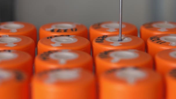 Un gros plan de la machine de laboratoire médical stérile effectue automatiquement l'analyse lors de la détection du cancer par analyse d'une ponction 