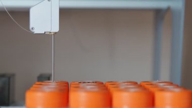 Tıbbi laboratuvarda yakın çekim robot yumurta yapay döllenme yordamı bir iğne ile gerçekleştirir