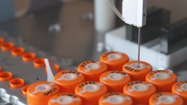 Tıp Merkezi makine bir delik yapılan hastalarda kanser hücrelerinin varlığı için biyolojik malzeme analiz eder