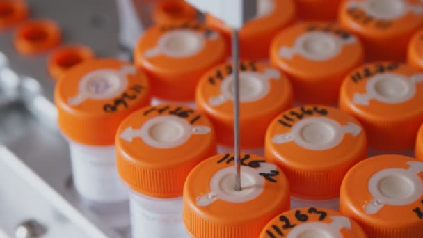 Un gros plan de la machine de laboratoire médical stérile effectue automatiquement l'analyse lors de la détection du cancer par analyse d'une ponction 