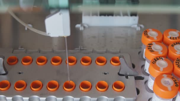 Крупним планом стерильна медична лабораторна машина виконує аналіз автоматично на виявлення раку за допомогою аналізу проколу — стокове відео