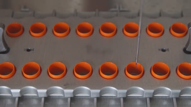 No laboratório médico o robô de close-up executa o procedimento da fertilização artificial de ovos com uma agulha — Vídeo de Stock