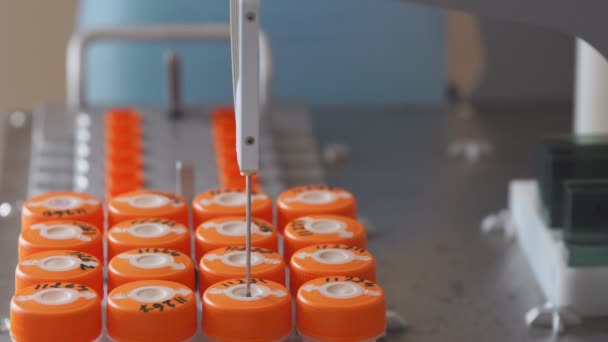 Een close-up van de steriele medische lab machine voert de analyse automatisch op opsporing van kanker door analyse van een lekke band — Stockvideo