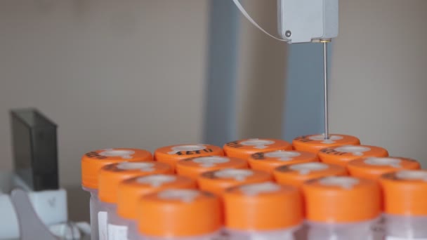 Dans le centre médical, la machine analyse le matériel biologique pour la présence de cellules cancéreuses chez les patients qui ont subi une ponction — Video