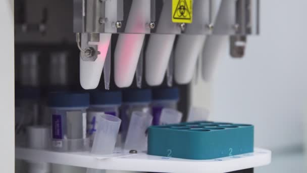 Automatizovaný proces testování stříkačky nahoru a zapumpoval vzorky lidské testy odděluje přebytečné buňky — Stock video