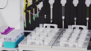 Laboratuarda Tıp Merkezi'nde robot otomatik olarak hasta numuneleri kanserli hücreleri belirlemek için çözümleme yapar