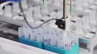 Laboratuarda Tıp Merkezi'nde robot otomatik olarak hasta numuneleri kanserli hücreleri belirlemek için çözümleme yapar