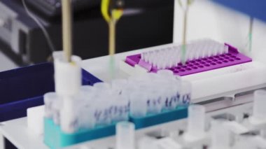 Laboratuvar Tıp Merkezi robot otomatik olarak algılama kanser hücrelerinin hasta numuneleri analiz eder. Önleme ve kadın kanser tanısı.