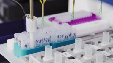 Laboratuarda Tıp Merkezi'nde robot otomatik olarak hasta numuneleri kanserli hücreleri belirlemek için çözümleme yapar